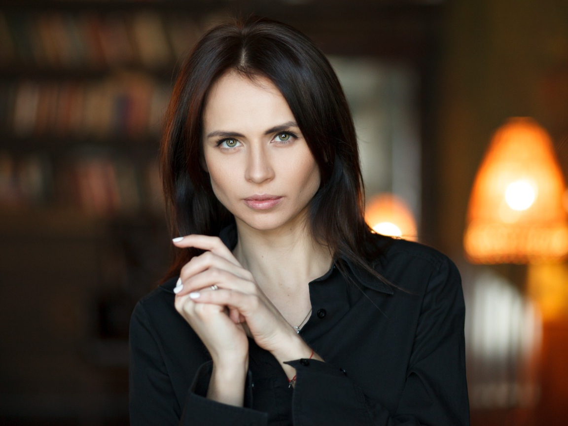 Стильная девушка брюнетка с длинными волосами 