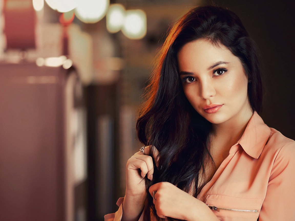 Девушка с темными распущенными волосами 