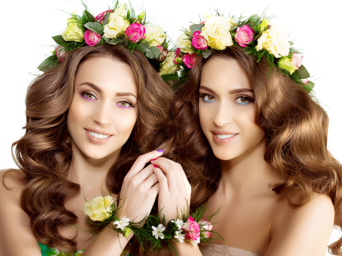 Две красивые девушки с венками из цветов на голове