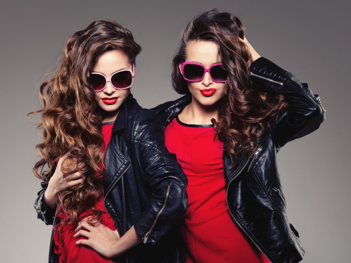 Две стильные брюнетки в кожаных куртках 