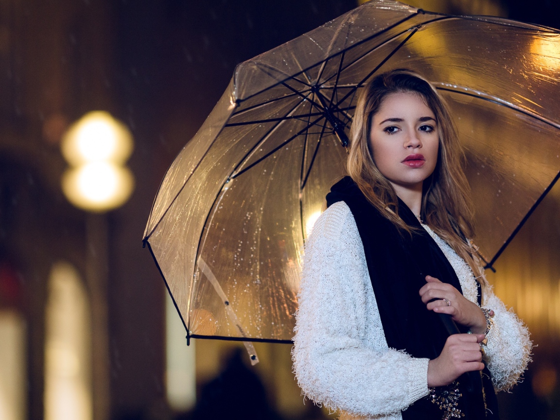 Молодая красивая девушка под зонтом 