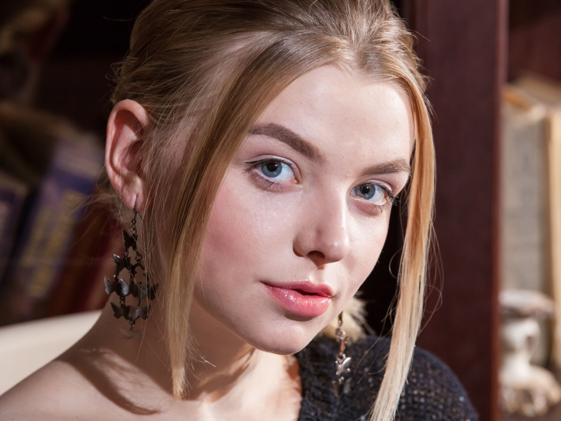 Молодая девушка блондинка с голубыми глазами