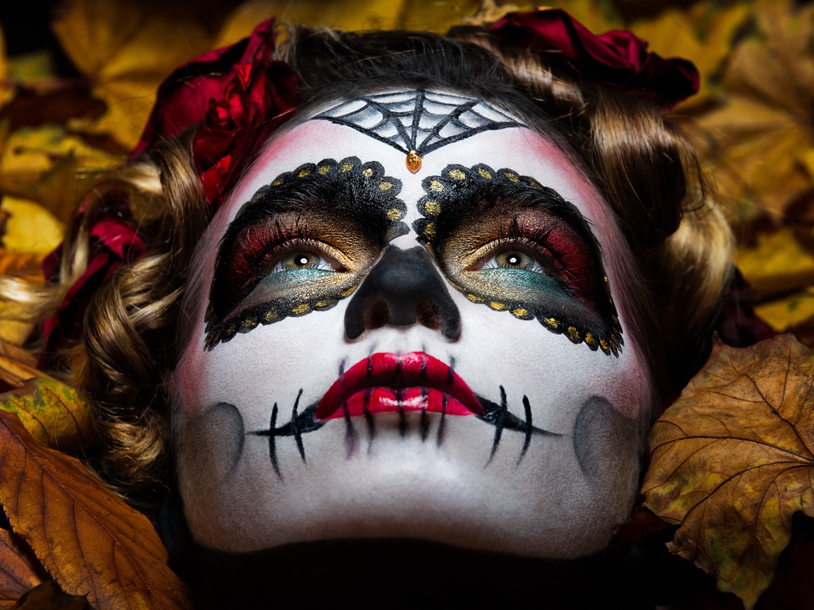 Молодая девушка с рисунком Калавера на лице