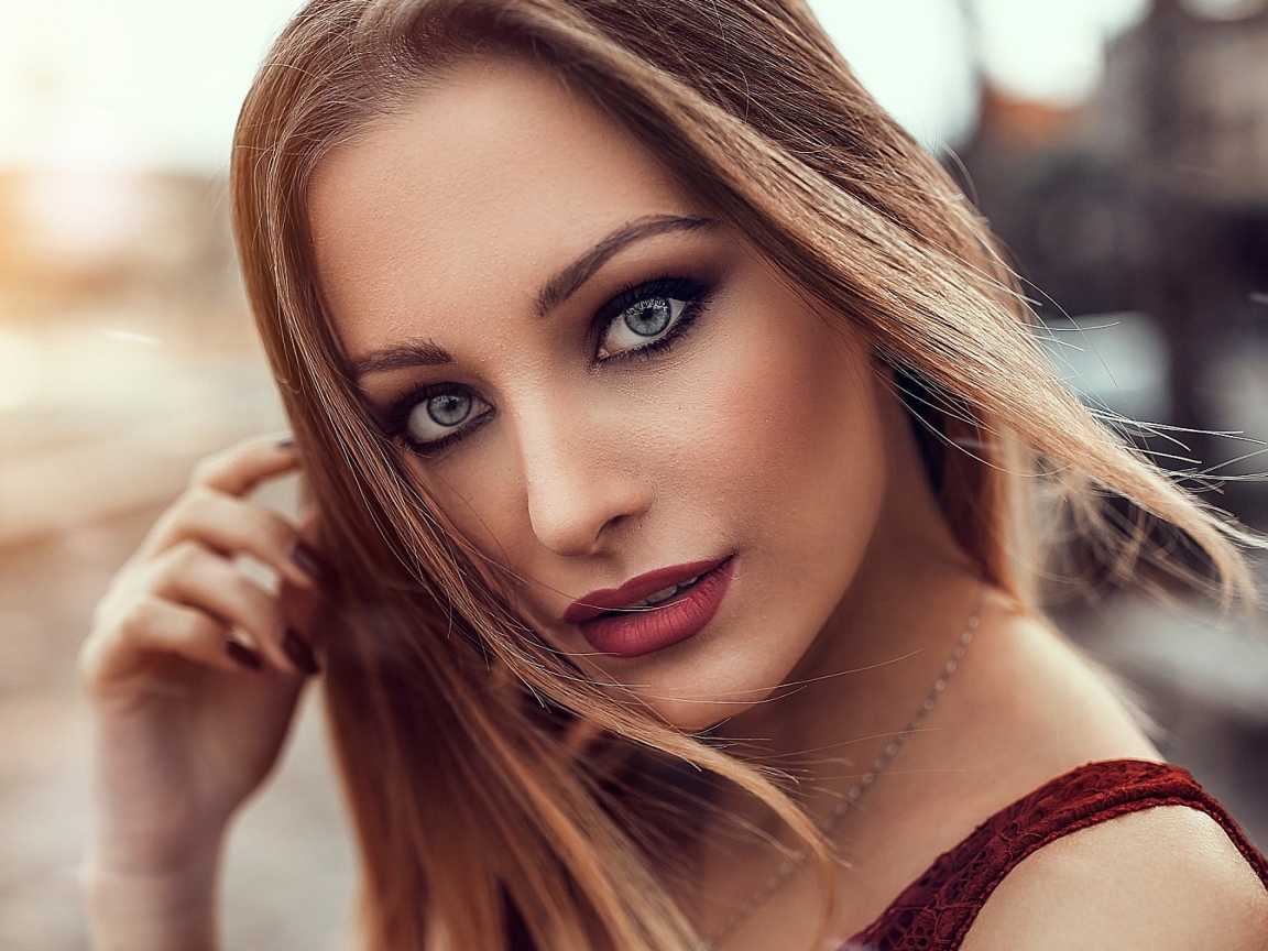 Молодая девушка с красивыми выразительными глазами 