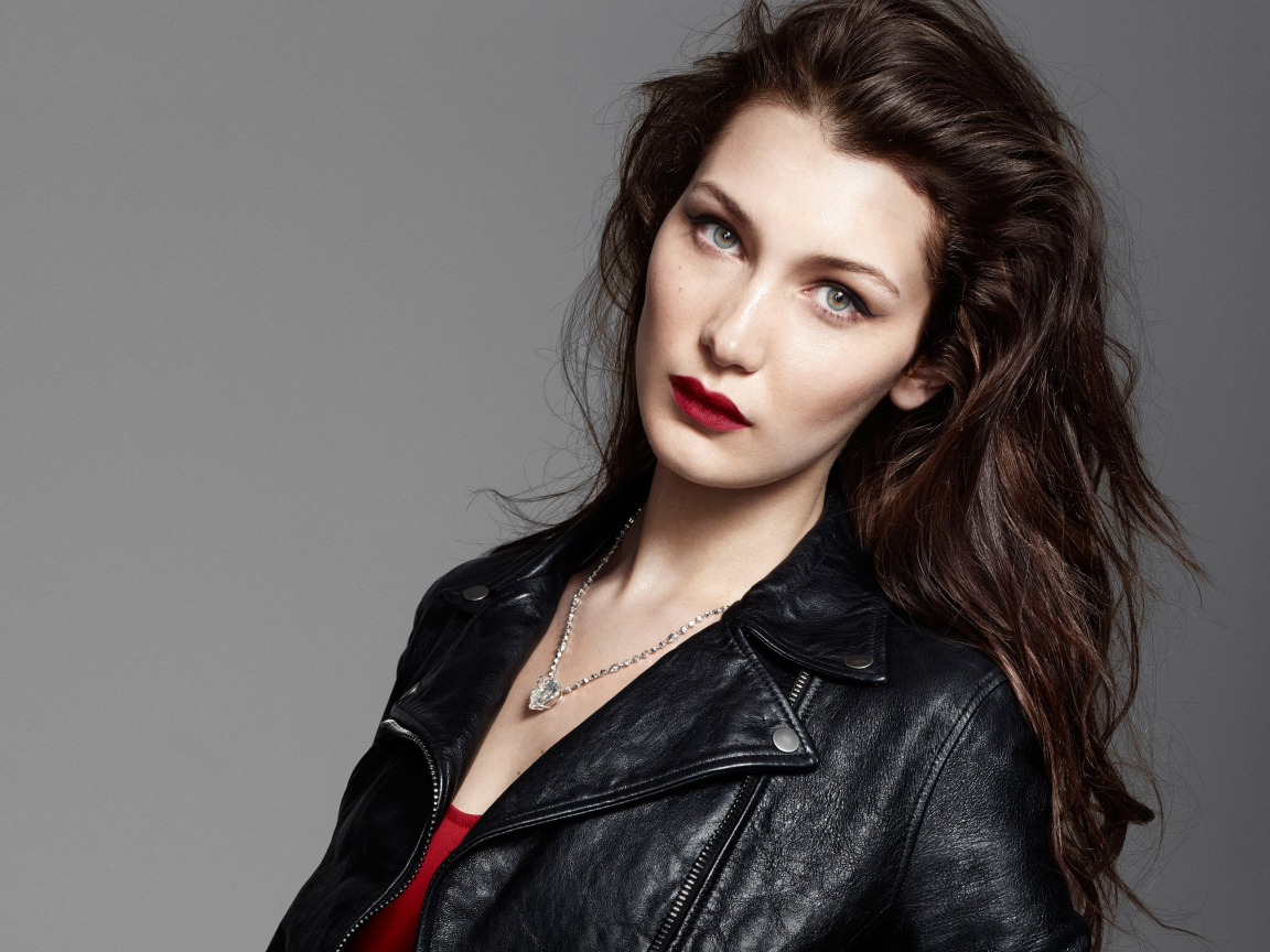 Американская модель Белла Хадид в черной кожаной куртке