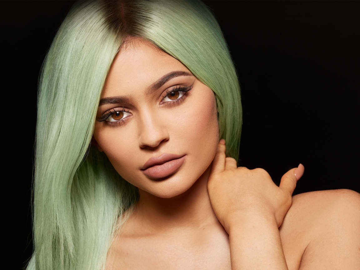 Красивая кареглазая модель Кайли Дженнер