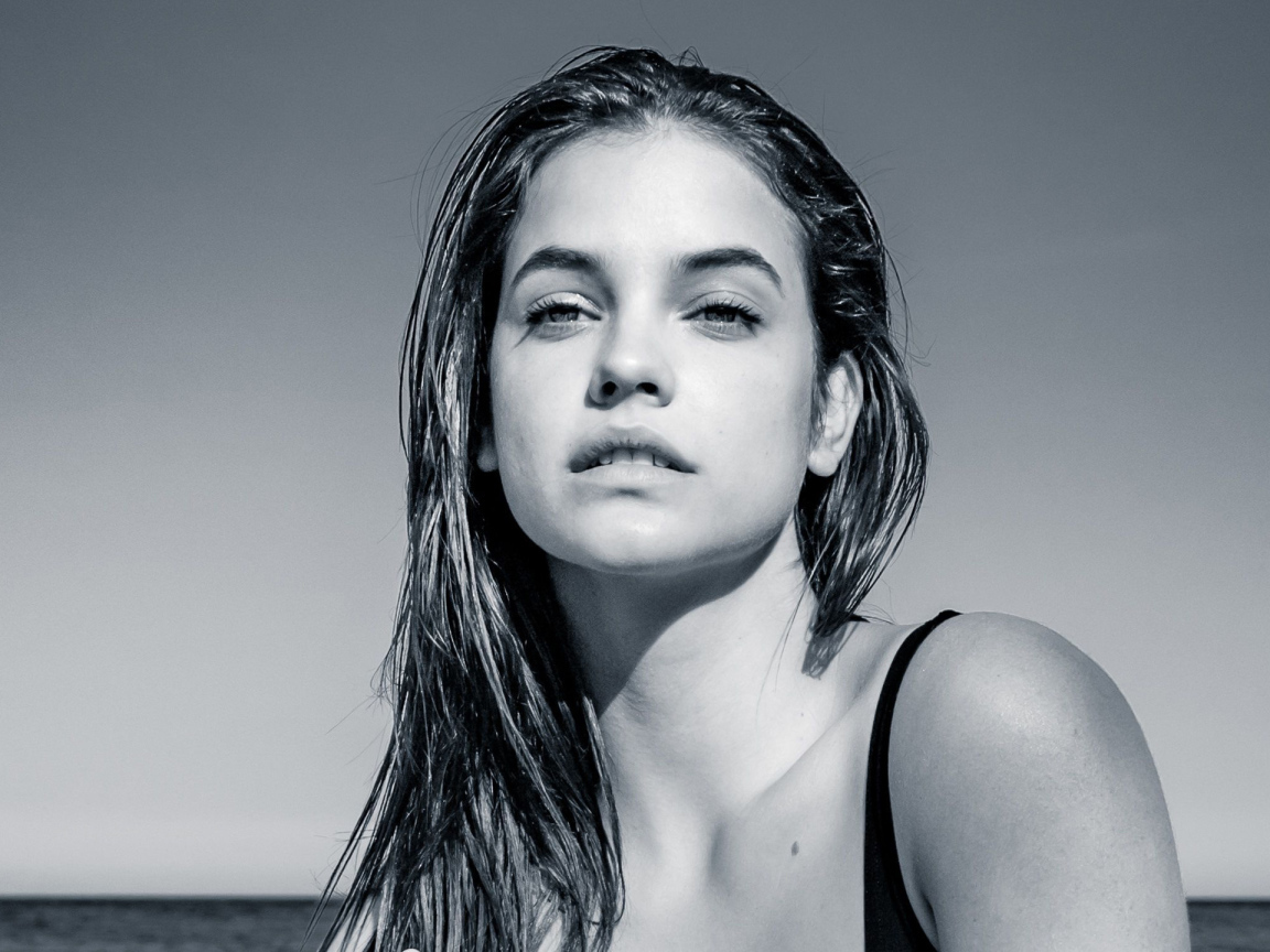 Красивая девушка модель Барбара Палвин черно-белое фото