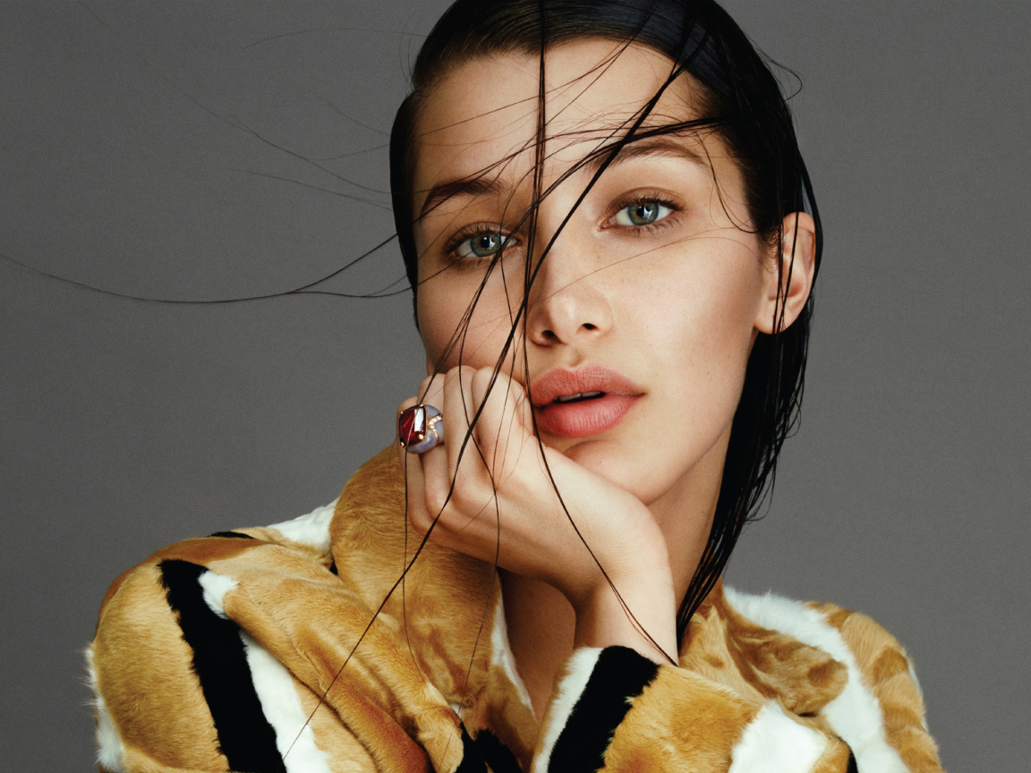 Девушка модель Белла Хадид фото на сером фоне