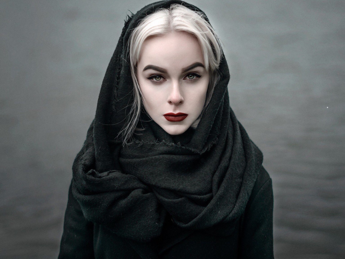 Девушка модель в черном наряде с красными губами 