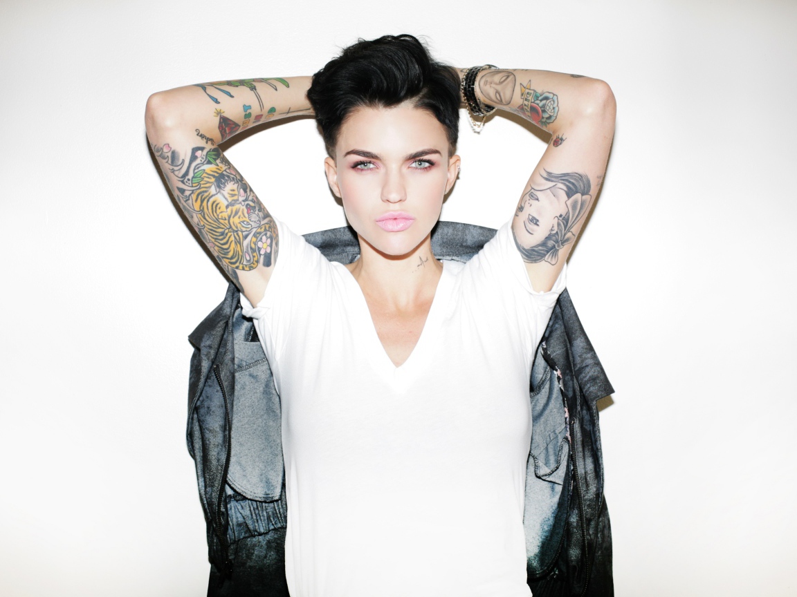 Девушка модель Руби Роуз с татуировками на руках