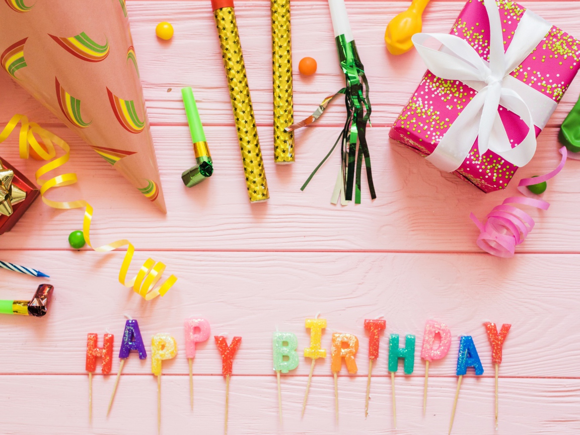 Украшения и праздничные свечи на день рождения