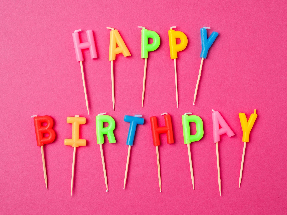 Праздничные свечи с надписью Happy Birthday на розовом фоне