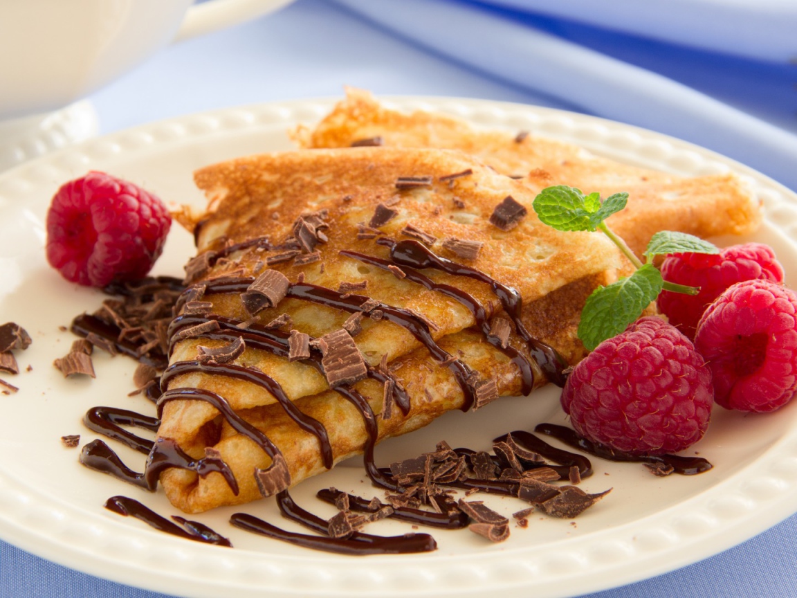 Блины с тертым шоколадом и малиной 