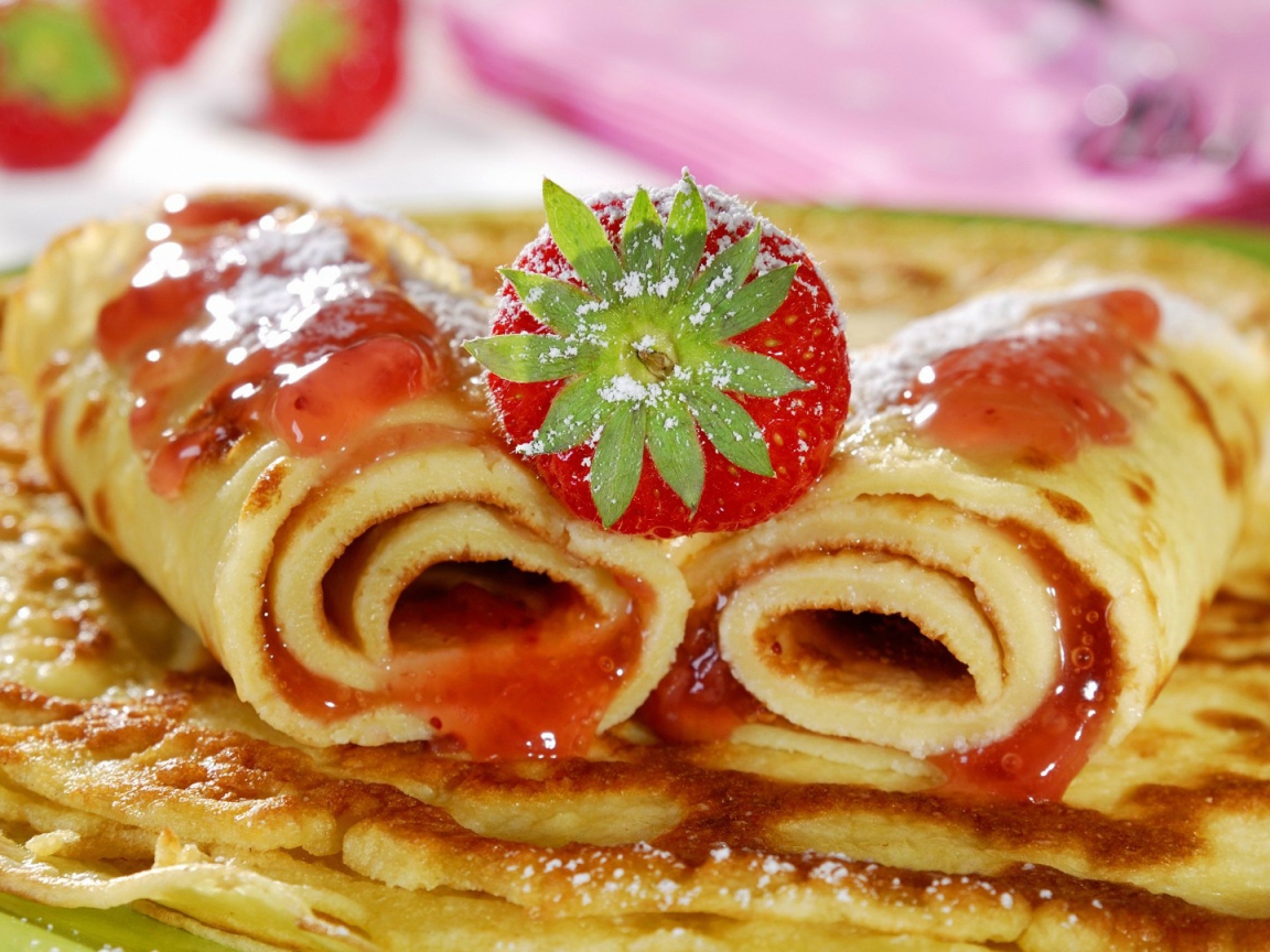 Блины с джемом и клубникой на Масленицу 