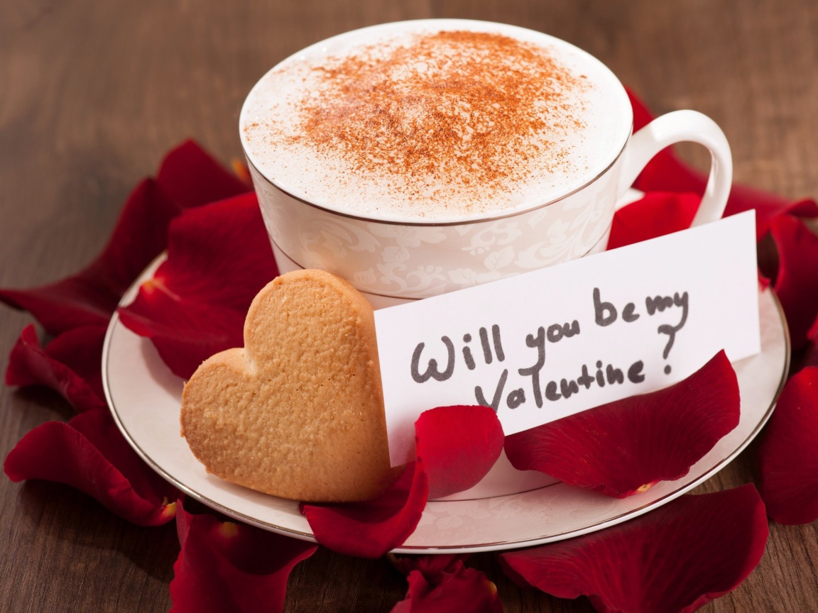 Кружка кофе с печеньем и лепестками роз на день святого Валентина