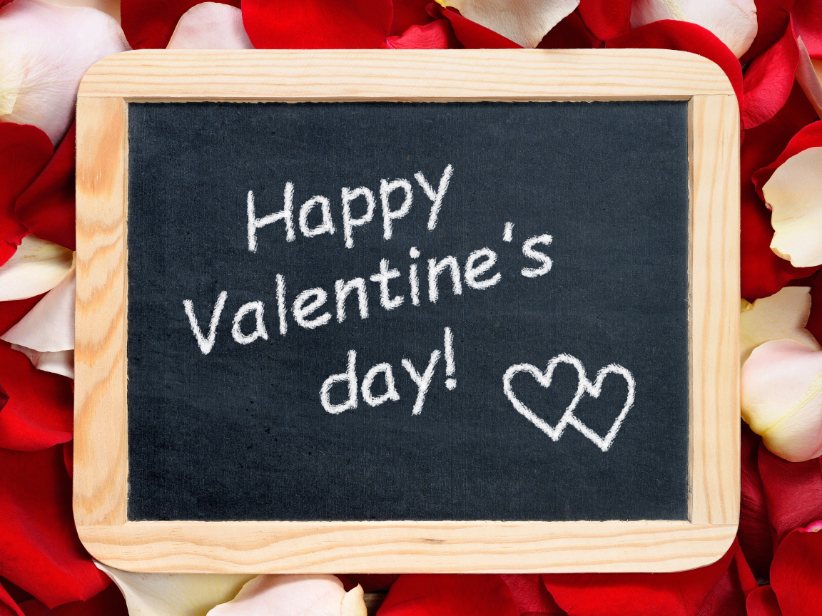 Табличка с надписью С днем Святого Валентина на фоне лепестков роз