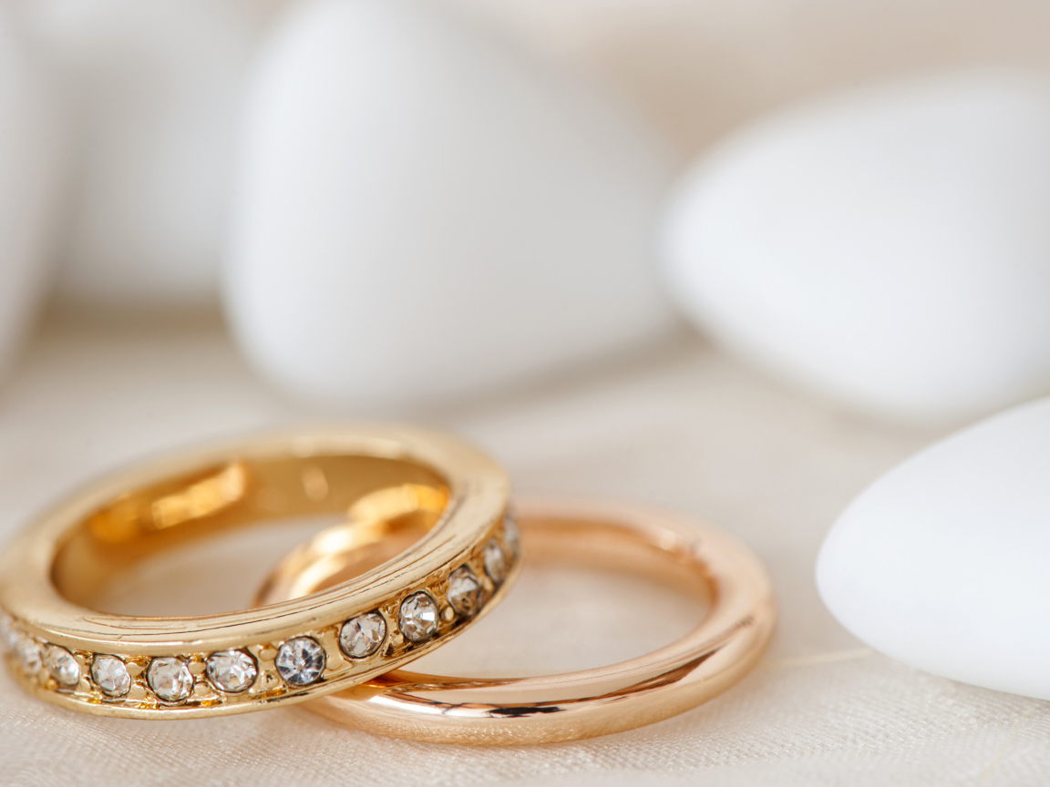 Два красивых  обручальных кольца