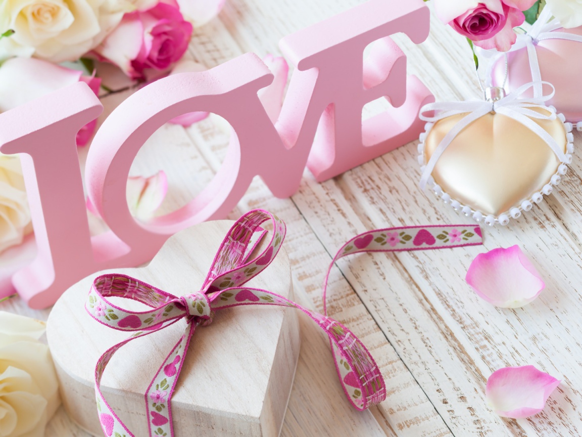 Нежный букет роз и розовая надпись Любовь 