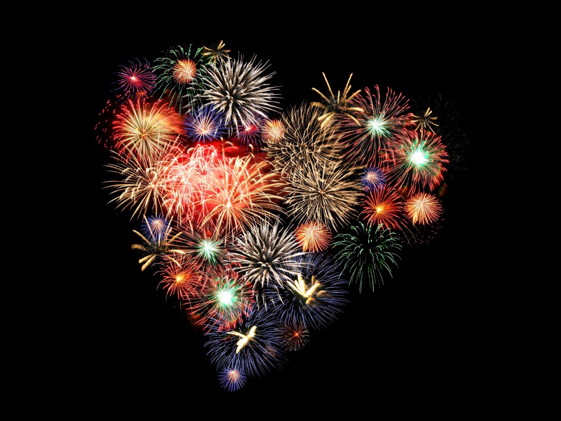Фейерверк в виде сердца на черном фоне
