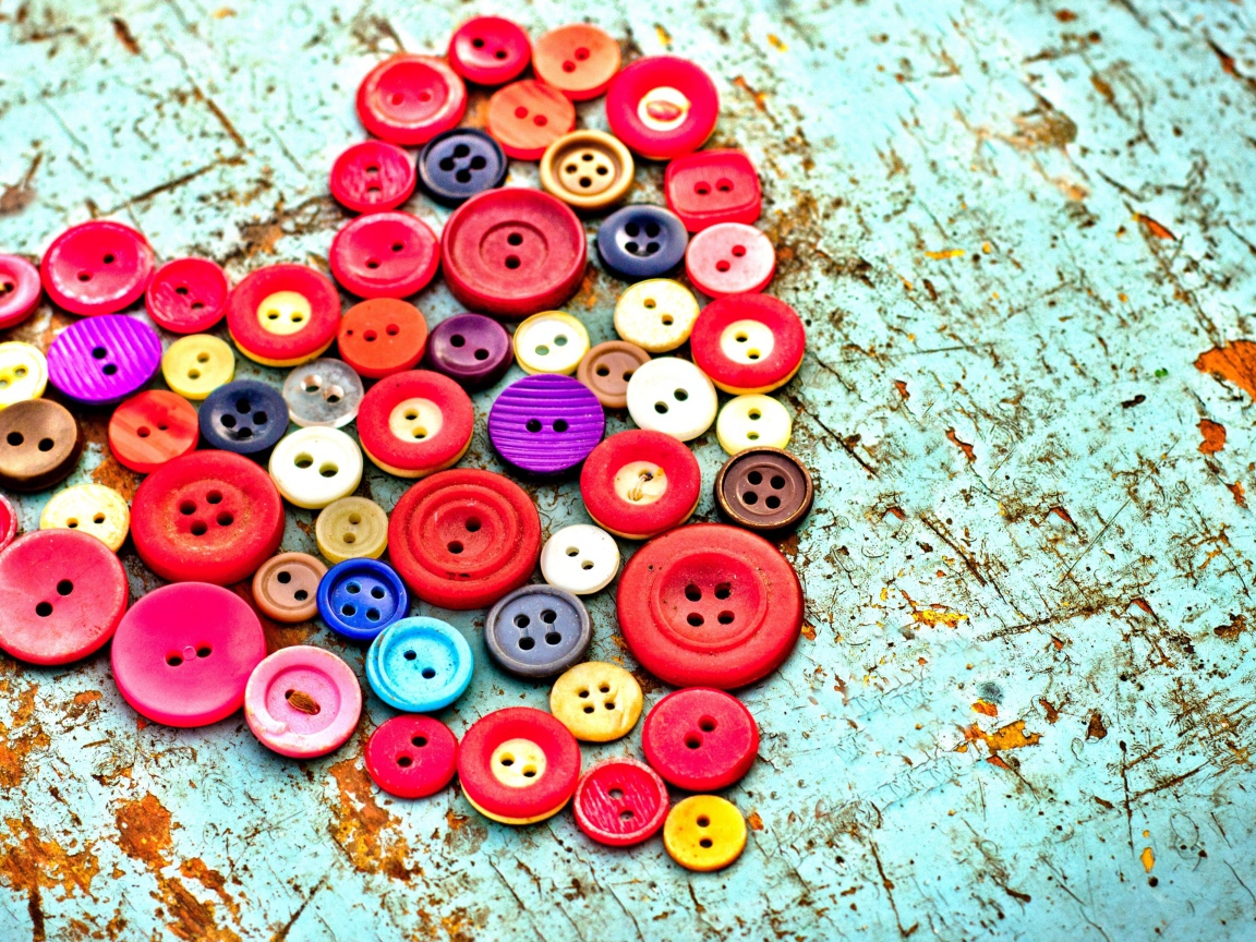 Сердце из разноцветных пуговиц