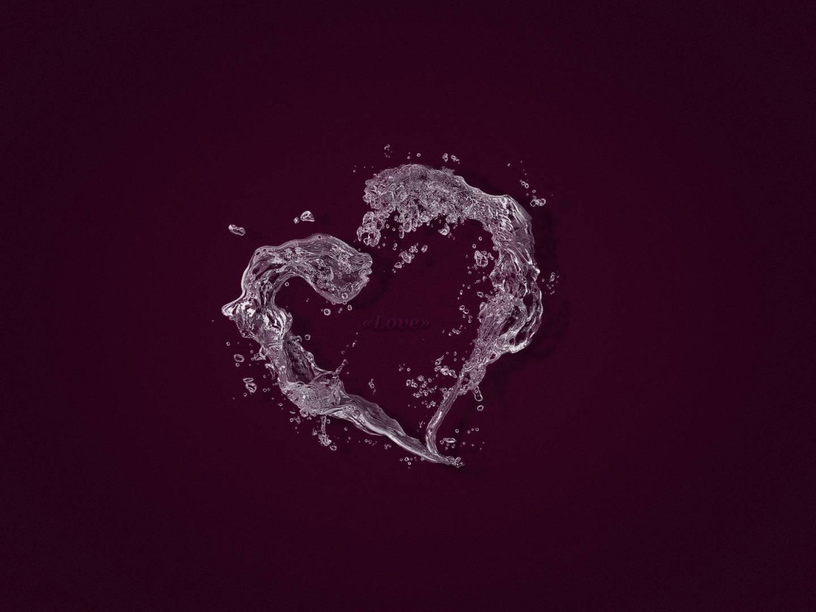 Сердце из воды на фиолетовом фоне 