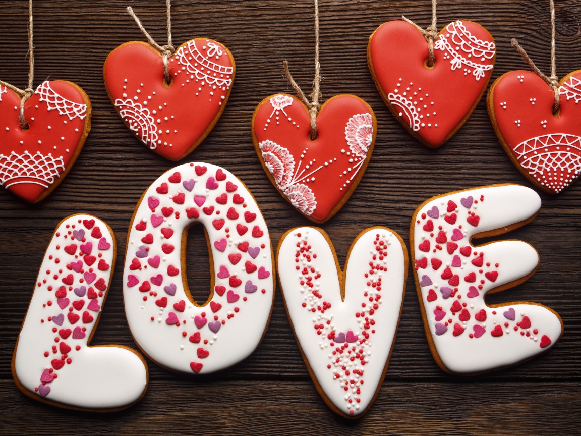 Надпись любовь и сердечки из имбирного печенья