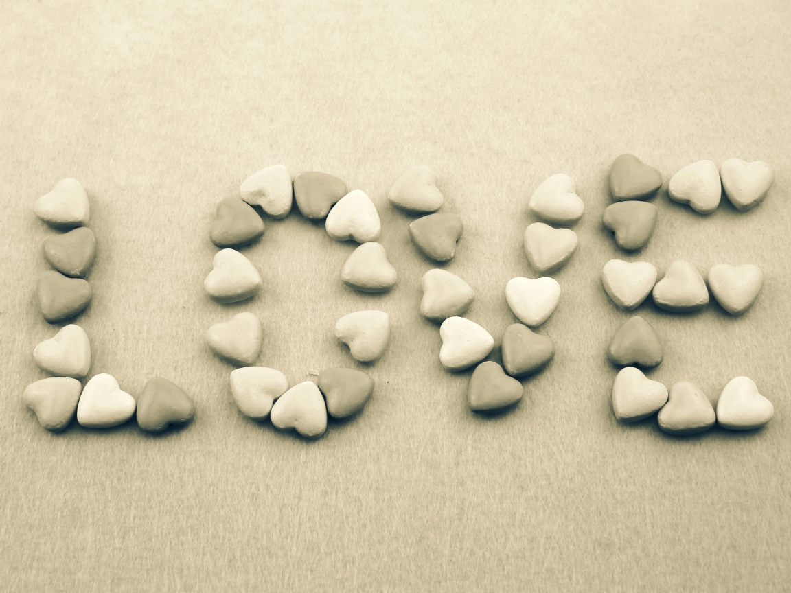 Надпись Любовь из камней в форме сердца