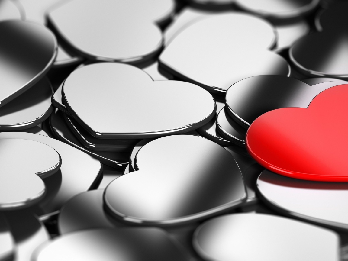 Красное сердечком среди холодных серых