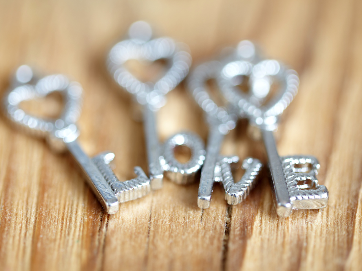Серебряные ключи с надписью LOVE