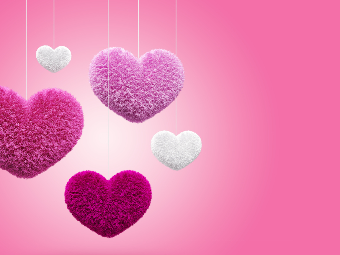 Мягкие пушистые сердечки на розовом фоне 