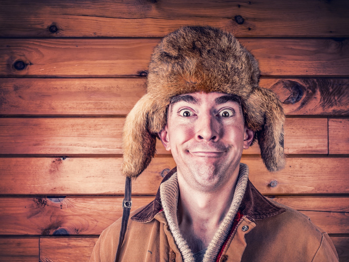 Мужчина со смешным взглядом в шапке ушанке