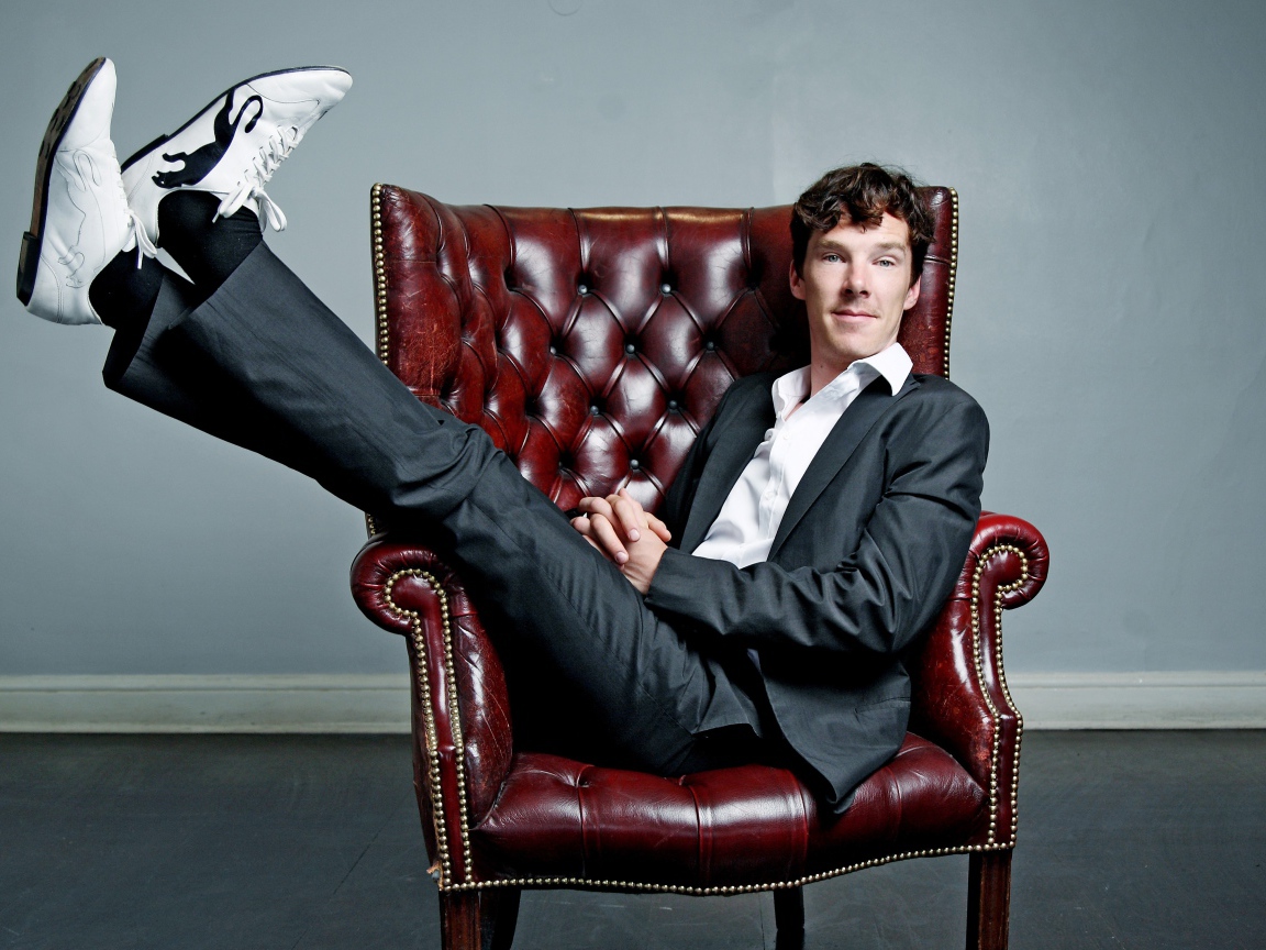 Актер Бенедикт Камбербэтч сидит в кожаном кресле