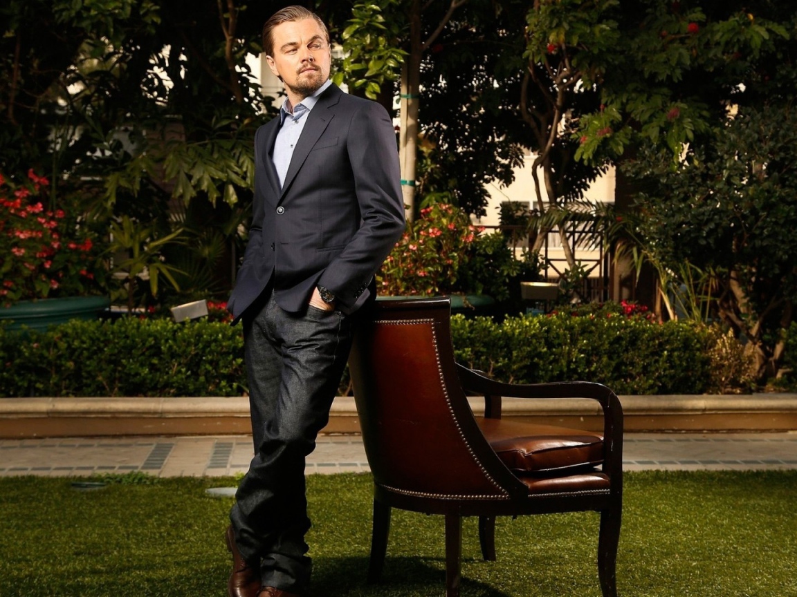 Актер Леонардо Ди Каприо со стулом 