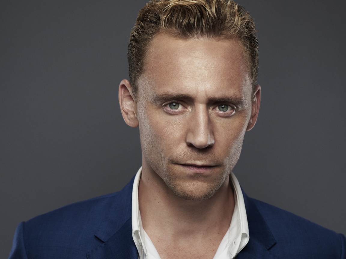 Актер Том Хиддлстон фото на сером фоне
