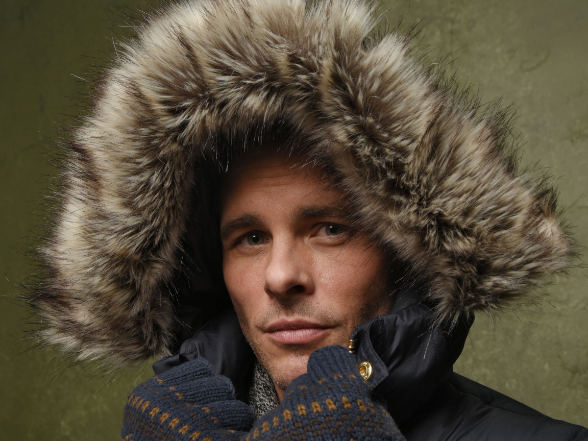 Красивый актер Джеймс Марсден в капюшоне с мехом