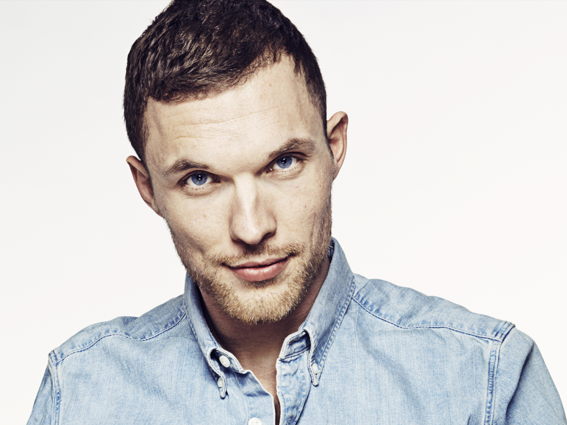 Красивый голубоглазый актер Эд Скрейн фото на белом фоне