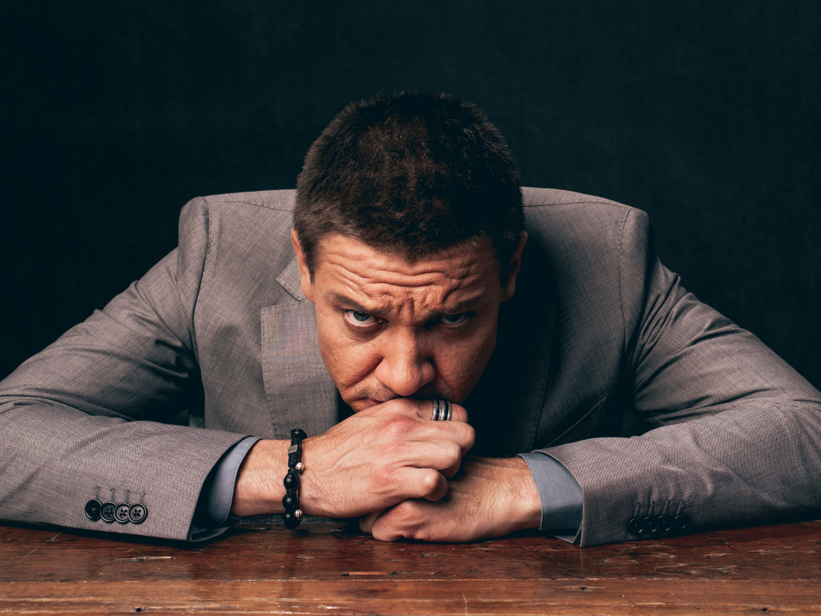 Серьезный актер Джереми Реннер 