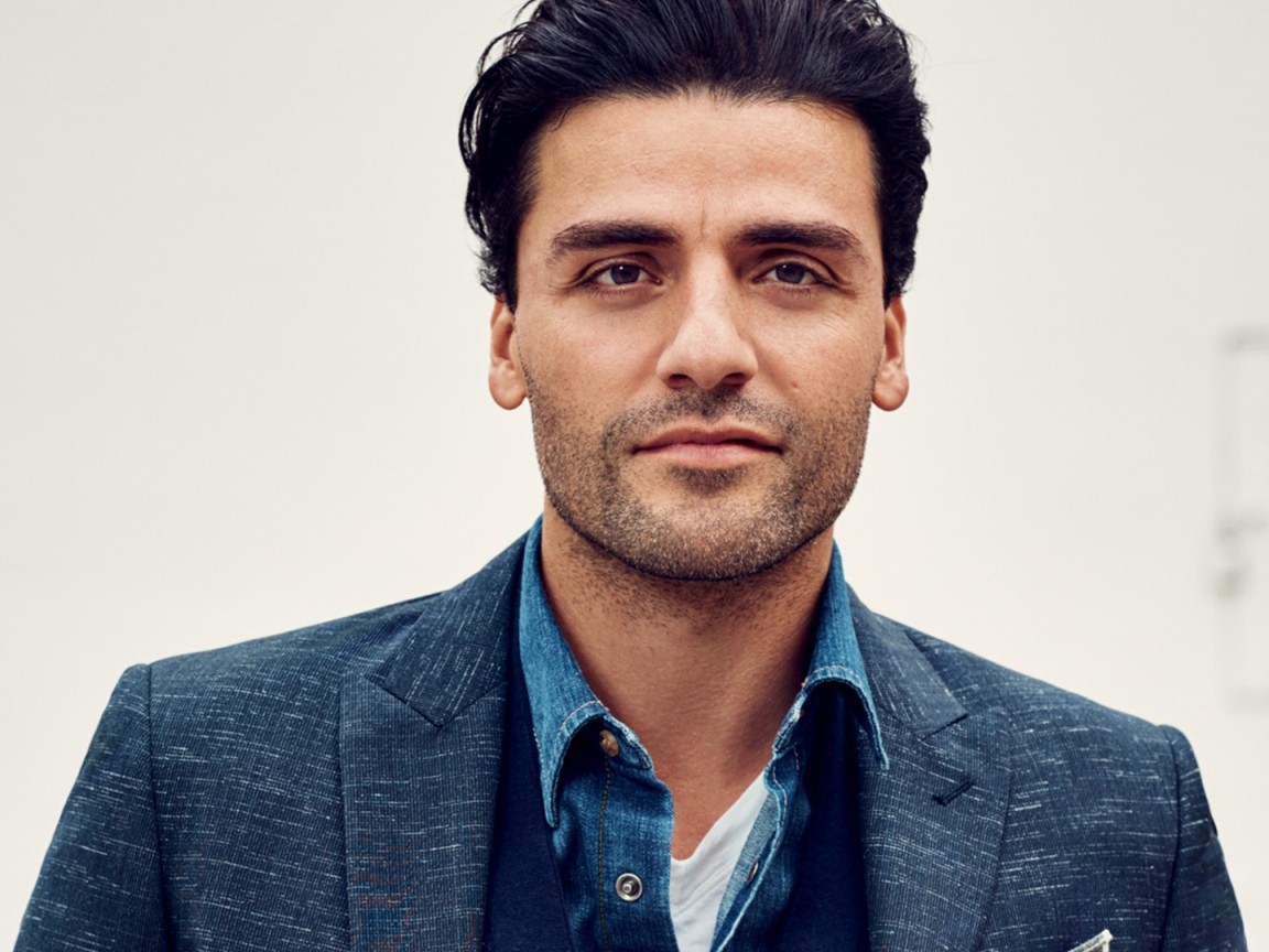 Стильный мужчина актер Оскар Айзек в костюме