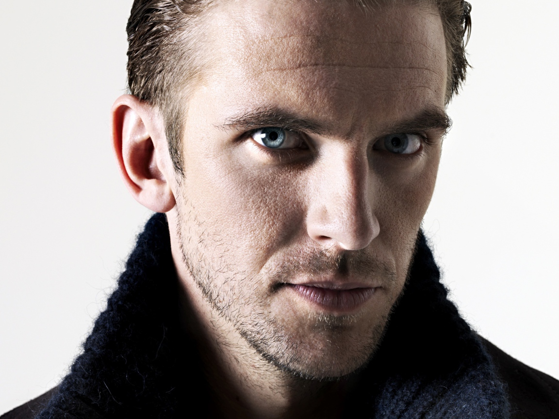 Молодой голубоглазый актер Дэн Стивенс фото на белом фоне