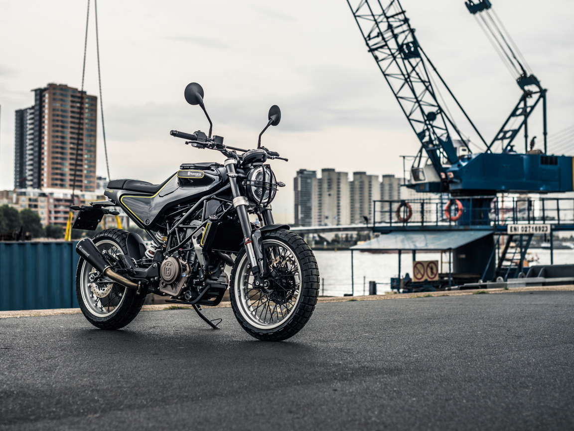 Черный стильный мотоцикл Husqvarna Svartpilen 401, 2018