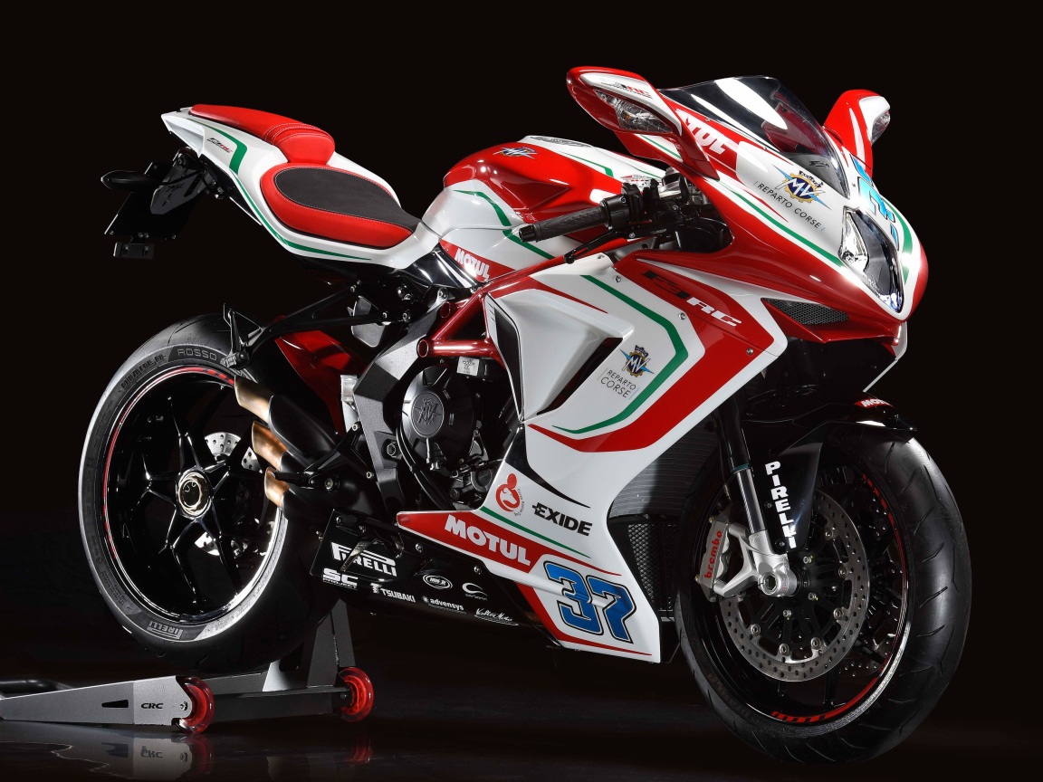 Мотоцикл Agusta F3 800 RC, 2017 на черном фоне