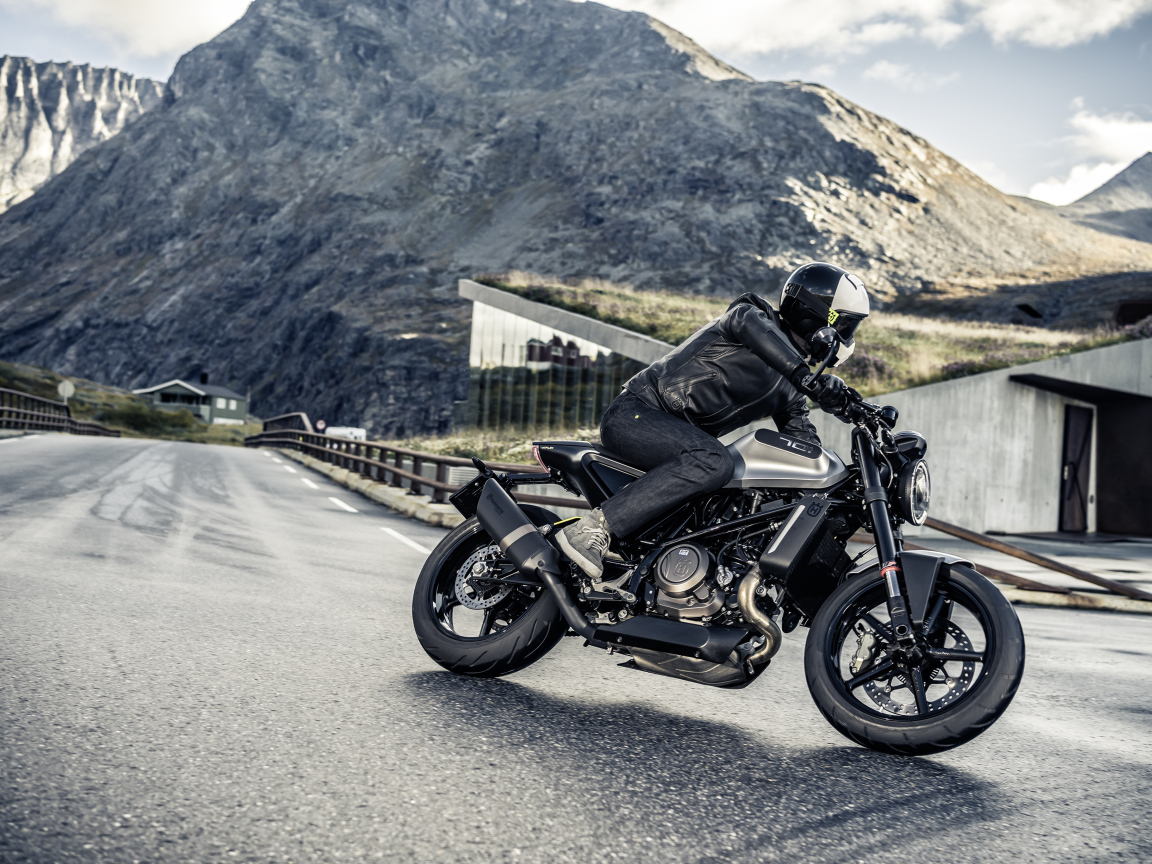 Мотоциклист на трассе на черном мотоцикле  Husqvarna Vitpilen 701, 2018