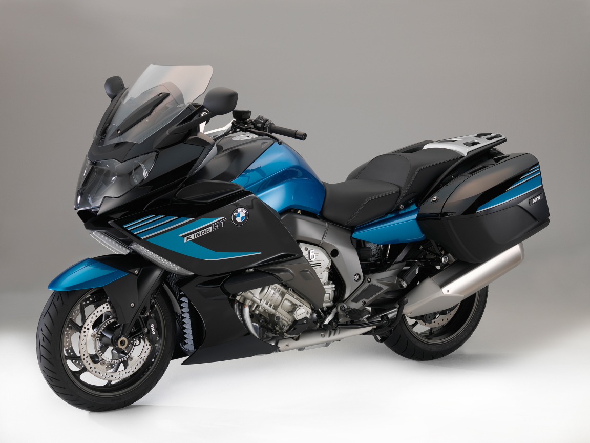 Спортивный мотоцикл BMW K1600GT на сером фоне