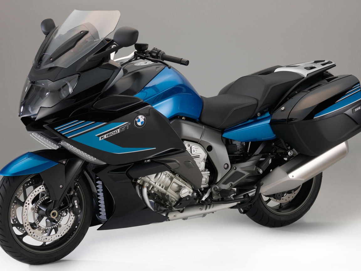 Спортивный мотоцикл BMW K 1600 GT на сером фоне