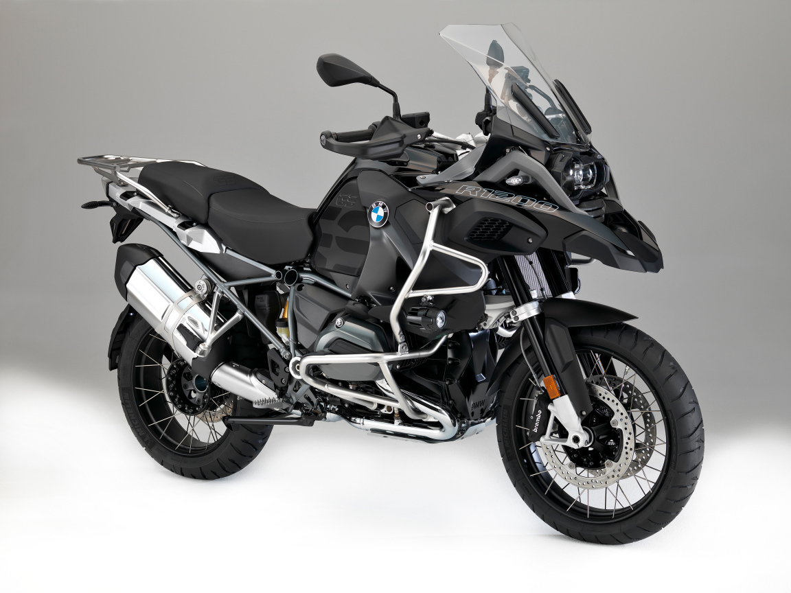 Черный мотоцикл BMW R1200GS на сером фоне