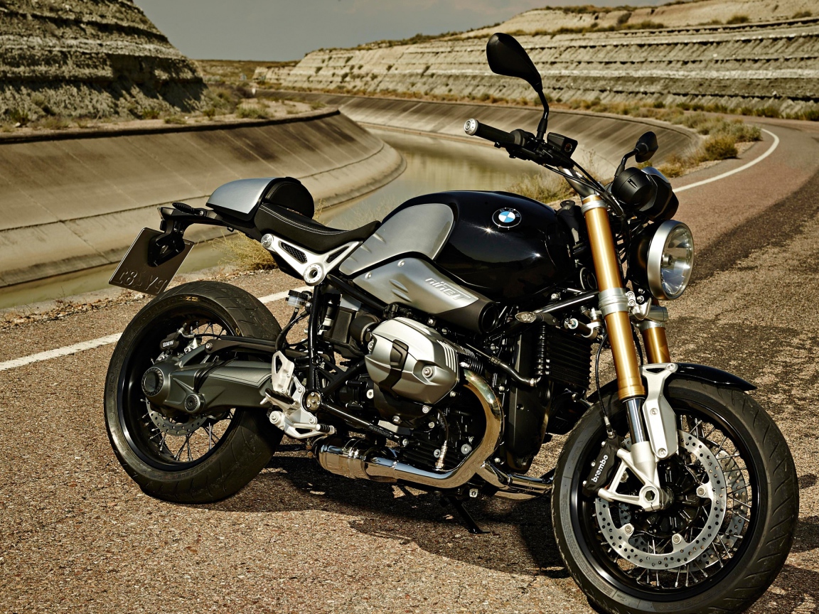 Черный мотоцикл  BMW R nineT на трассе