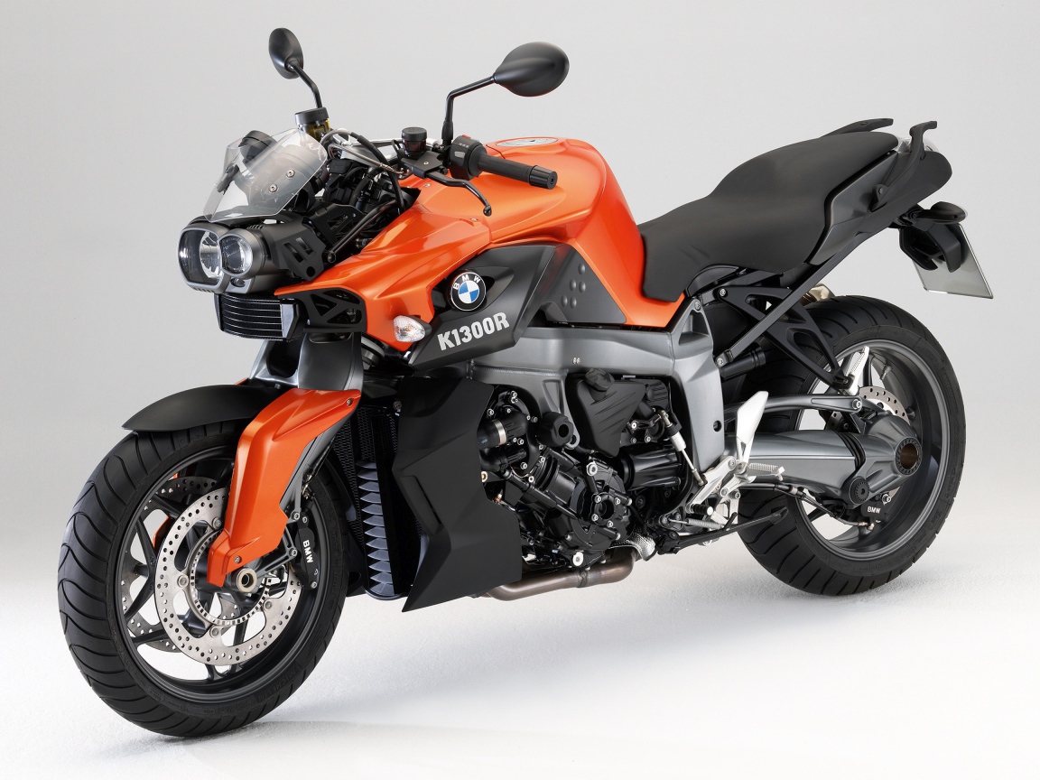 Мотоцикл BMW K1300R на сером фоне