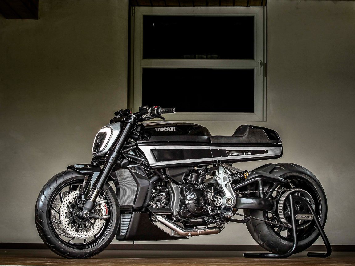 Большой черный мотоцикл Ducati XDiavel