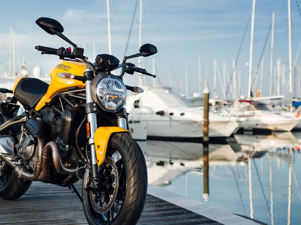 Мотоцикл Ducati Monster 821, 2018 на причале