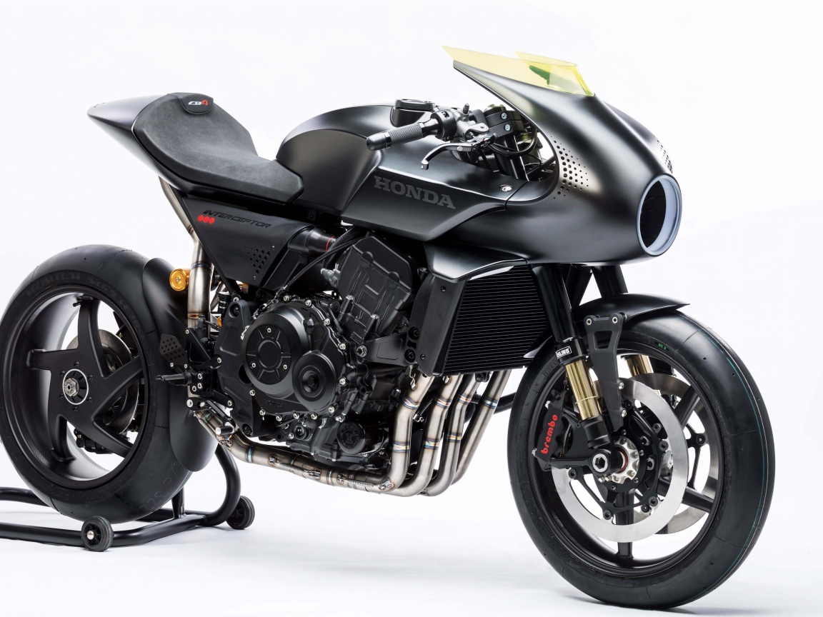 Черный мотоцикл Honda CB4 Interceptor на белом фоне